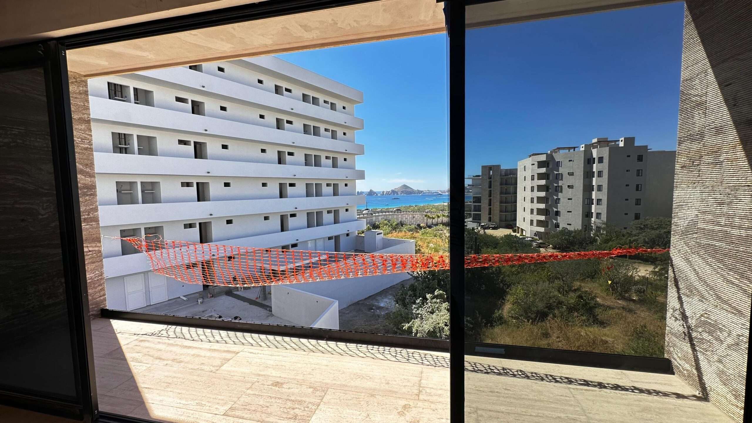 Los Cabos Altamar Torre Altamar es un desarrollo exclusivo en Cabo San Lucas con vistas espectaculares al Arco. Ofrece departamentos de 2 recámaras y 2 baños con acabados modernos. Sus amenidades incluyen gimnasio, coworking, elevador, estacionamiento y un roof garden con alberca infinita y área de grill, ideal para disfrutar atardeceres únicos.Torre Altamar is an exclusive development in Cabo San Lucas with spectacular for sale