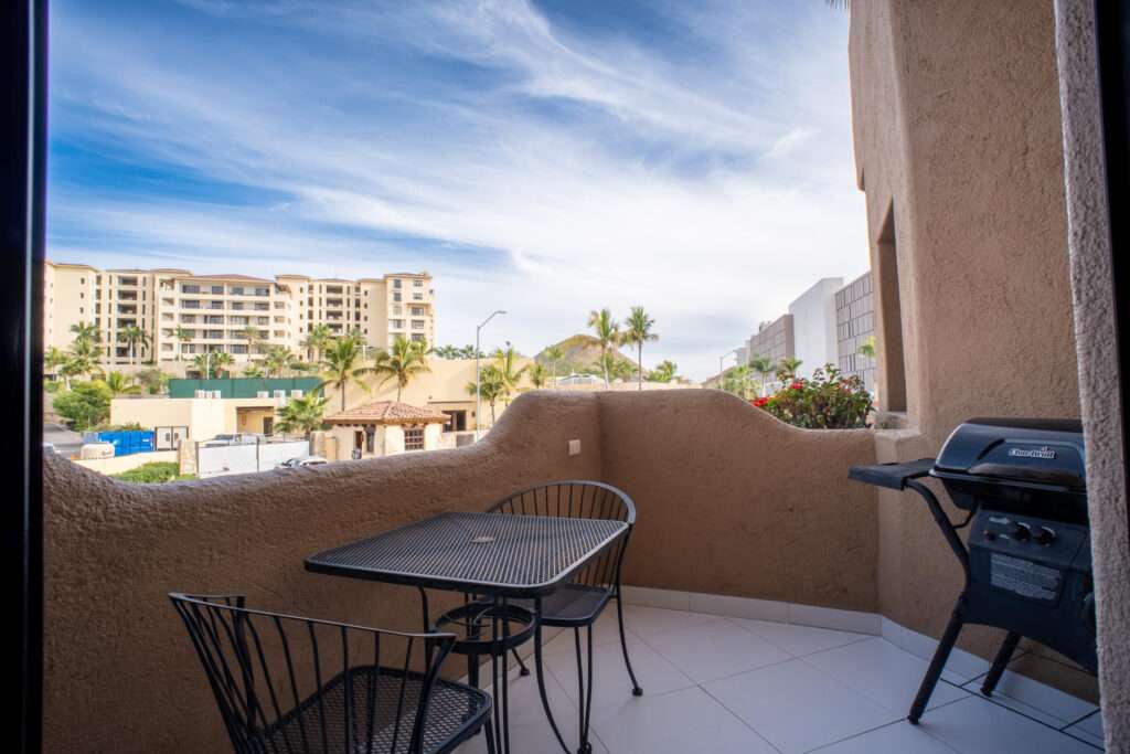 Los Cabos Marina Cabo Plaza Excellent investment opportunity in the exclusive Cabo San Lucas Marina. This condo is ideal for generating income from day one, as it has a solid rental history on Airbnb.The property is sold fully equipped and furnished, ready to continue operating as a vacation rental without interruption. It has 1 bedroom, 1 full bathroom, a fully equipped kitchen, and a pleasant terrace, with a functional design where all spaces are harmoniously integrated, providing comfort and an excellent experience for guests.Located in one of the most sought-after areas of Cabo San Lucas, with easy access to restaurants, shops, the beach, and nightlife, ensuring high occupancy and profitability. – 1501 Blvd. Lázaro Cárdenas, Cabo San Lucas, BS