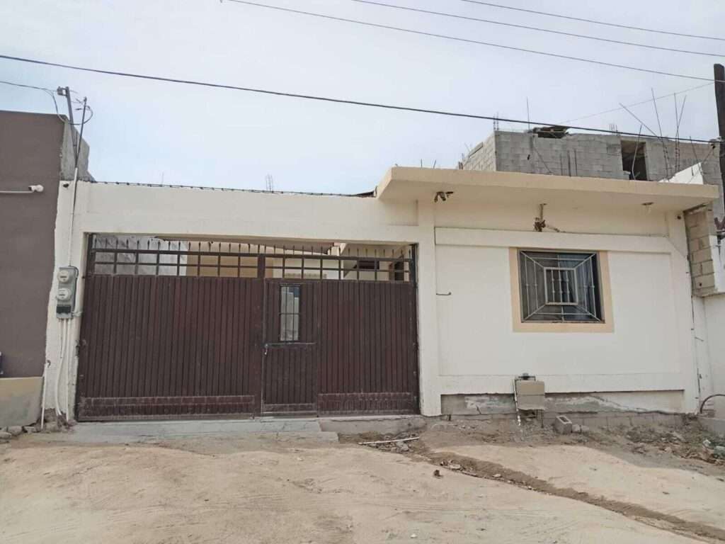 Los Cabos Centro-Csl North Casa habitación con ampliación en planta alta, ideal para inversión en Los Cabos. Planta baja: sala, cocina, 2 recámaras, 1 baño completo y cochera. Planta alta: 2 recámaras tipo estudio, cada una con baño completo y acceso independiente. Permite hasta 3 unidades habitacionales, con privacidad y opción de renta. Ubicada en zona urbana con servicios y vialidades cercanas.Single-family home with upper-level expansion, ideal for investment in Los Cabos. Ground floor: living room, kitchen, 2 bedrooms, 1 full bathroom, and carport. Upper level: 2 studio-style bedrooms, each with a full bathroom and independent access. Allows up to 3 separate units, offering privacy and rental flexibility. Located in an urban area with nearby services and main roads. for sale