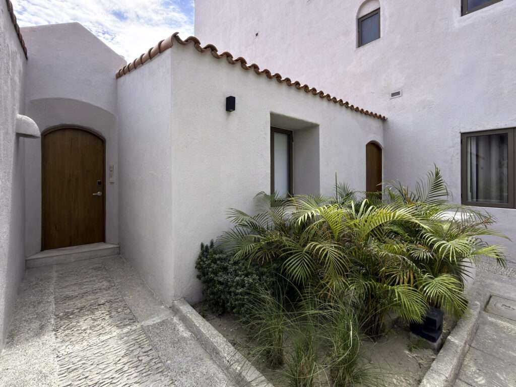 Los Cabos Brisas Del Pac East Casa de un nivel en Brisas del Pacífico con estructura para segundo piso. Cuenta con dos cocheras techadas, sala, sala de estar, cocina con isla y terraza. Terreno de 2,100 m² con gran potencial para alberca, ampliación o desarrollo. Ideal para inversión o vivir.Single-level home in Brisas del Pacífico with structure for a second floor. Features two covered carports, living room, family room, kitchen with island, and terrace. 2,100 m² lot with excellent potential for a pool, expansion, or development. Ideal for living or investment. for sale