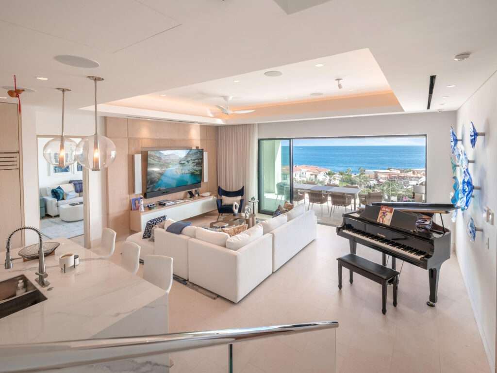 Los Cabos Cove Club Bungalow 10 in the gated Cove Club offers 4 bedrooms and 4 bathrooms with an open-concept design that seamlessly connects the kitchen, dining, and living areas to an expansive outdoor terrace. Ideal for entertaining and indoor-outdoor living. Enjoy sweeping, unobstructed – Bungalow, Cabo Corridor, BS