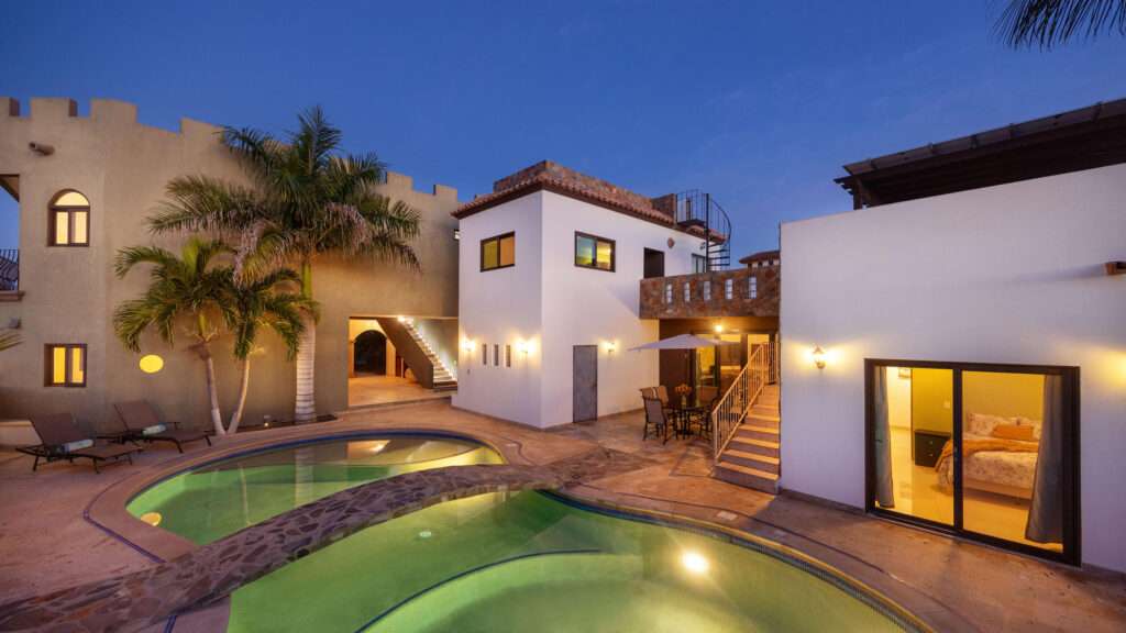 Los Cabos Sjd-Inland/Golf:Gen Incredible property with a 3 bedroom unit and 3 additional detached and independent access rental units on the top level, plus a restaurant set up construction on the lower level, Few steps from La Comer and right in front of Fonatur play ground. A short walk to San Jose del Cabo beach, and less than 10 minutes away from Downtown San Jose.This property has great rental potential as well as turn the local section as restaurant. Don't miss the opportunity to invest in this property with multiple benefits. – Dos Capitanes, Pacific, BS