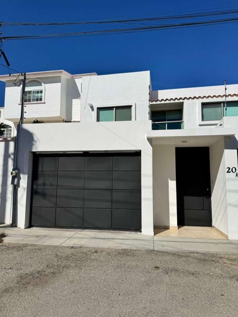 Los Cabos Magisterial Este Hermoso Condo combina amplitud, iluminación natural y acabados de calidad en una de las zonas más cómodas y prácticas para vivir , con cochera para dos autos y portón eléctrico. Cuenta con sala, comedor y cocina amplia con barra de granito. Los baños están renovados con canceles de vidrio, regaderas tipo lluvia y acabados modernos. Pisos de mármol, buena ventilación y excelente distribución. Lista para habitar o invertir, en una zona cómoda y céntrica. – Jarilla 20, San Jose del Cabo, BS