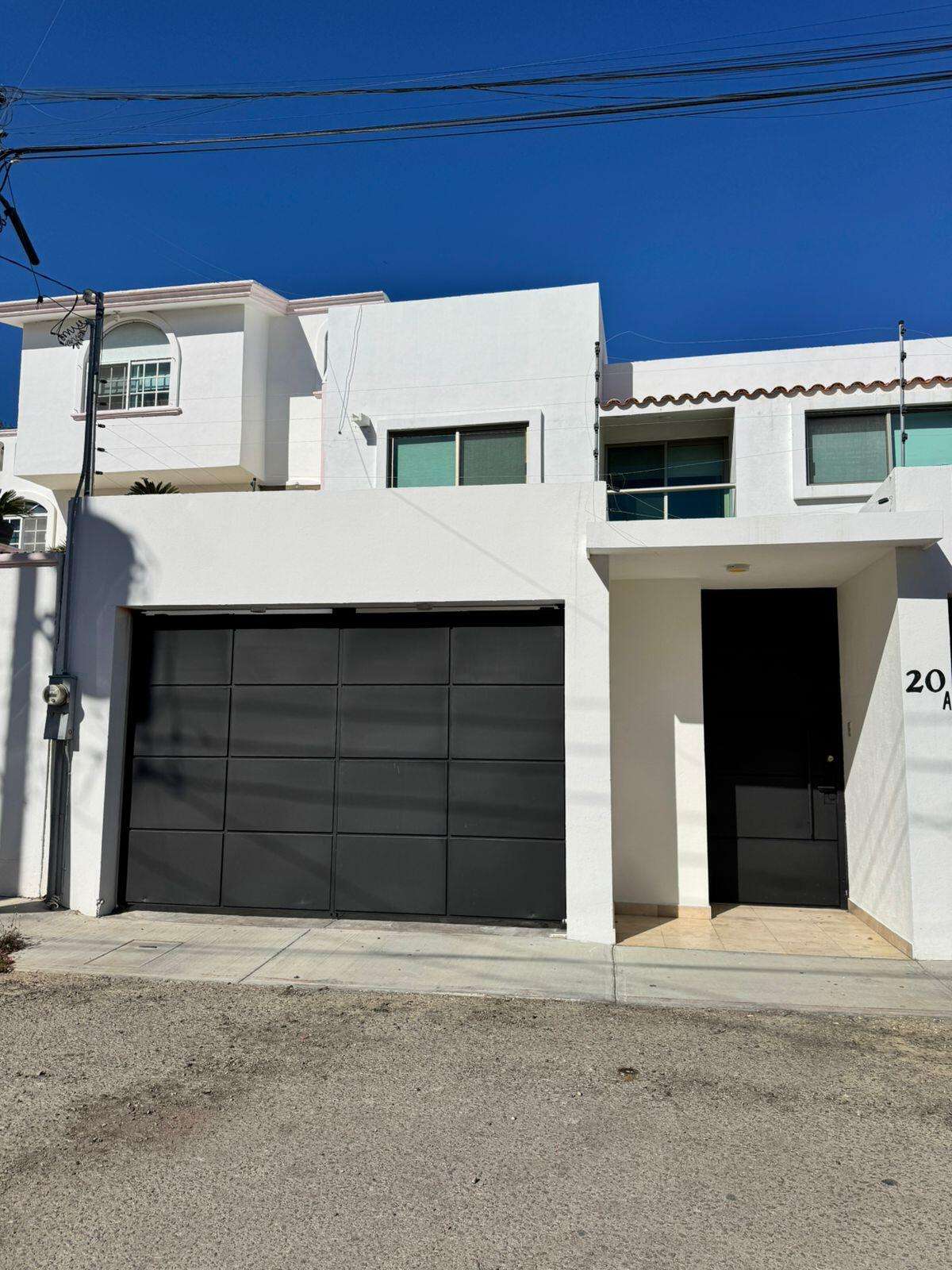 Los Cabos Magisterial Este Hermoso Condo combina amplitud, iluminación natural y acabados de calidad en una de las zonas más cómodas y prácticas para vivir , con cochera para dos autos y portón eléctrico. Cuenta con sala, comedor y cocina amplia con barra de granito. Los baños están renovados con canceles de vidrio, regaderas tipo lluvia y acabados modernos. Pisos de mármol, buena ventilación y excelente distribución. Lista para habitar o invertir, en una zona cómoda y céntrica. for sale