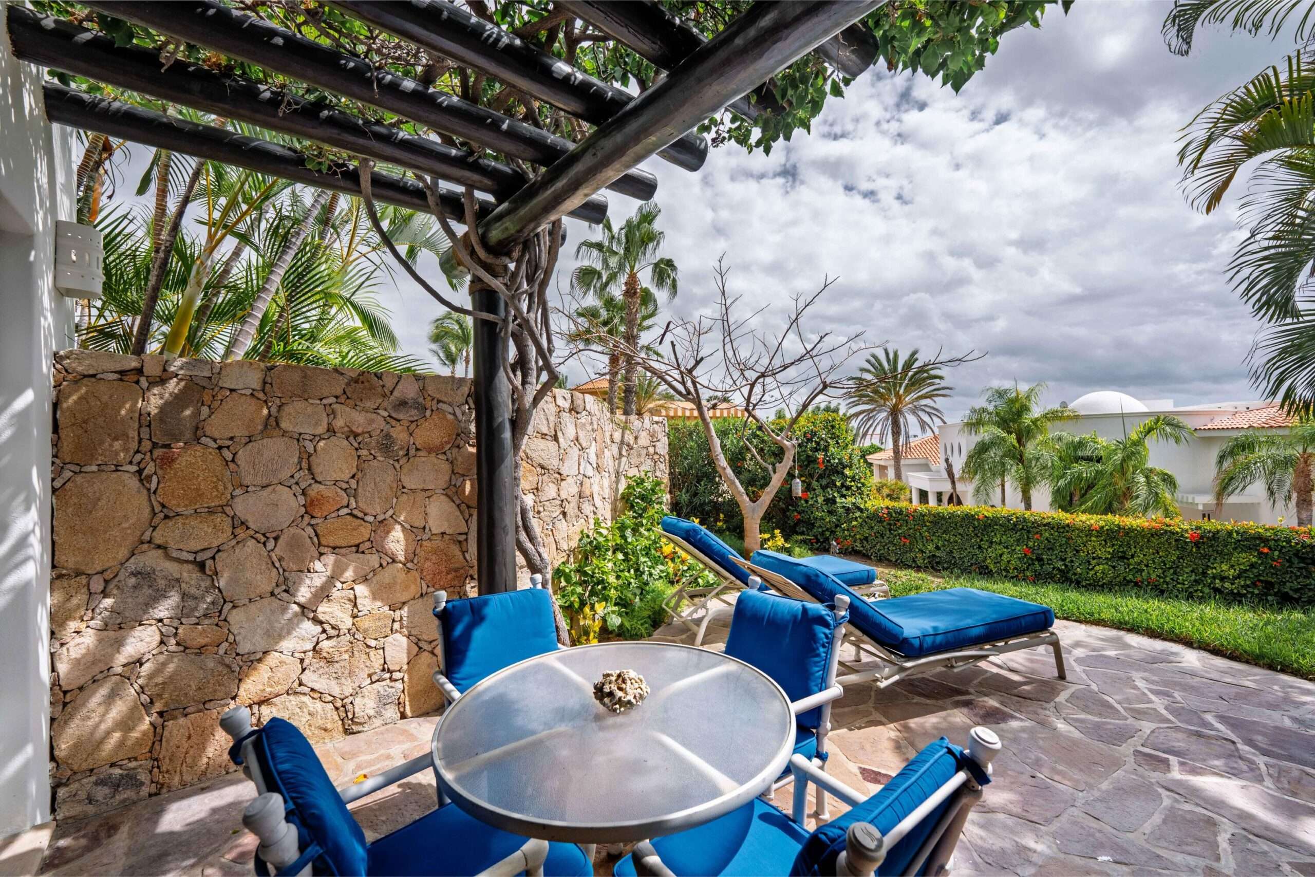 Los Cabos Lomas De La Jolla Experience easy coastal living in this renovated 1-bed/1-bath condo in the sought-after gated community of La Jolla, San José del Cabo. Just minutes from the Hotel Zone, La Jolla is loved for its California vibe, lush grounds and ocean for sale