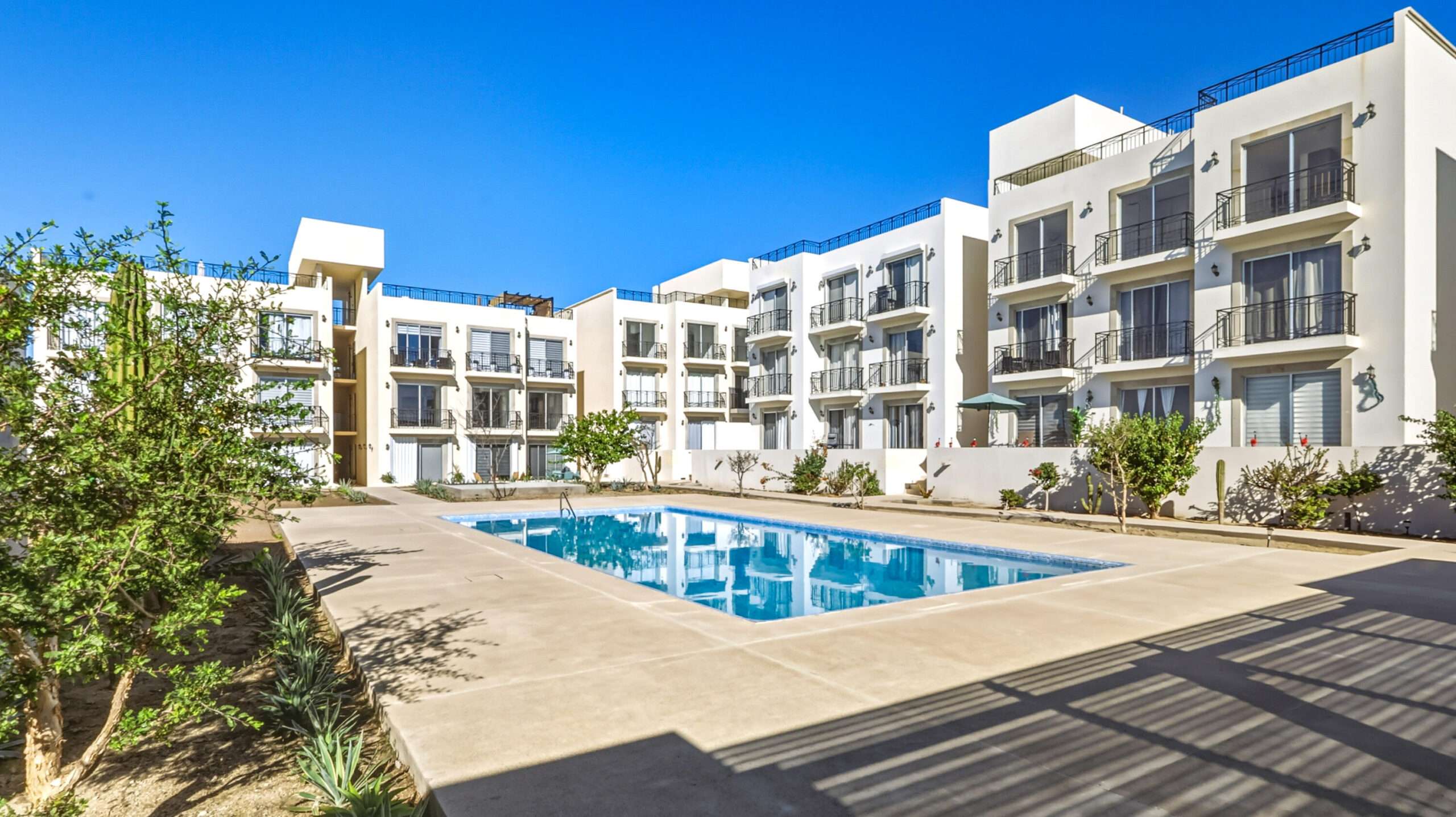 Los Cabos Bahia Del Tezal Condominio ubicado en el tercer nivel, cuenta con una cocina totalmente equipada, con una una isla lo cual la vuelve un área de convivencia, su ubicación se encuentra cerca de áreas recreativas, colegios, hospitales, a tan solo 5 min del mar.el precio fijo en pesos es de for sale