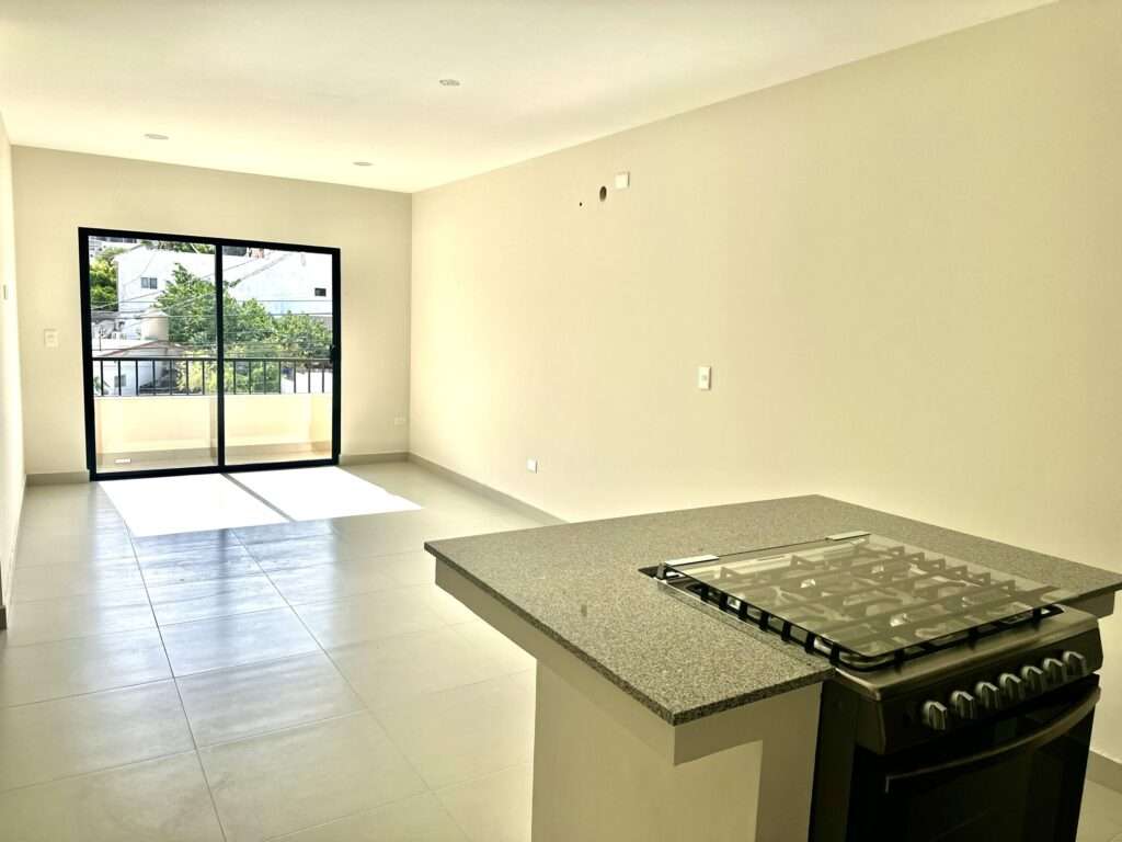 Los Cabos Magisterial Estrena departamento de 2 recámaras, 2 baños completos, y baño de visitas, con una distribución moderna en 104.16 M2 totales. Unidad #301. Acogedora cocina: la estufa está estratégicamente ubicada en una isla, para cocinar mientras convives con tus invitados en las áreas sociales. Espacios luminosos gracias a sus amplios ventanales corredizos y balcones que aportan frescura y confort. Amenidades comunes: disfruta de una espectacular terraza tipo rooftop con área de BBQ, pergolado e impresionantes vistas; perfecta para relajarte o recibir invitados al aire libre. Ubicado en Colonia Magisterial (Jesús Castro A.), una de las comunidades más prestigiosas y solicitadas de San José del Cabo. Zona residencial tranquila con parque familiar y canchas deportivas. A pocos minutos de playas hermosas, la zona hotelera de San José, campos de golf, Centro Histórico, supermercados, restaurantes y mucho más. Además, ofrece fácil acceso a la carretera de cuota hacia el Aeropuerto Internacional de Los Cabos.No dejes pasar esta oportunidad de vivir o invertir en una de las zonas más deseadas de San José del Cabo. – Paseo Malvarrosa, San Jose del Cabo, BS