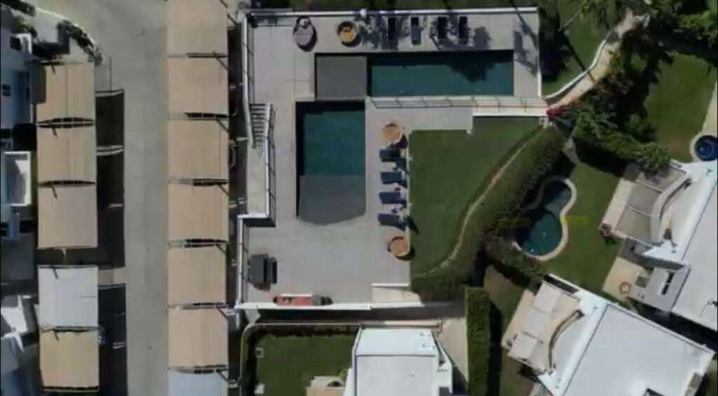 Los Cabos Vista Colorada Ground-floor 2BD / 2BA condo in a highly desirable community in the Golden Zone. Features include an equipped kitchen, spacious layout, laundry closet, private terrace, and garden area ideal for outdoor living, BBQs, and family enjoyment. Includes two assigned parking spaces.Community amenities: 24/7 security, two pools, BBQ area, sun loungers, common restrooms, and landscaped areas.Prime location—only 4 minutes to Palmilla Beach and close to supermarkets, top private schools, shopping plazas, and renowned restaurants. Strong rental demand and excellent investment potential. A rare find at this price point—nothing comparable in the area. – PB, San Jose Corridor, BS