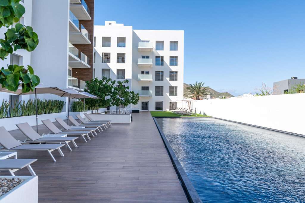 Los Cabos Marea Los Cabos Move-in ready and fully furnished Modern design with spacious, bright interiors Private balcony Amenities include pool, gym, parking, and 24/7 security Just minutes from the beach, close to restaurants, shops, supermarkets, and with easy access to main roads. High Investment Potential Ideal for generating income through short- or long-term rentals in a booming tourist area. – SN CALLE DEL PESCADOR, Cabo San Lucas, BS
