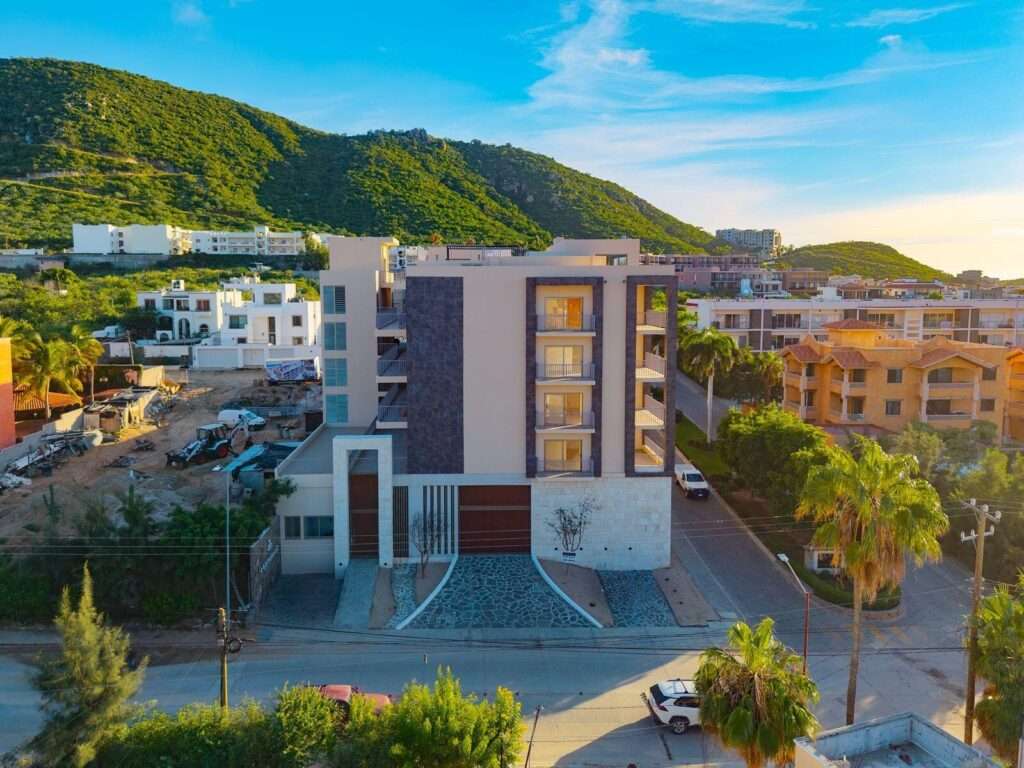 Los Cabos Bahia Del Tezal Condominio ubicado en el tercer nivel, cuenta con una cocina totalmente equipada, con una una isla lo cual la vuelve un área de convivencia, su ubicación se encuentra cerca de áreas recreativas, colegios, hospitales, a tan solo 5 min del mar.el precio fijo en pesos es de – Top Floor Costa Mare #1403, Cabo San Lucas, Cabo San Lucas, BS