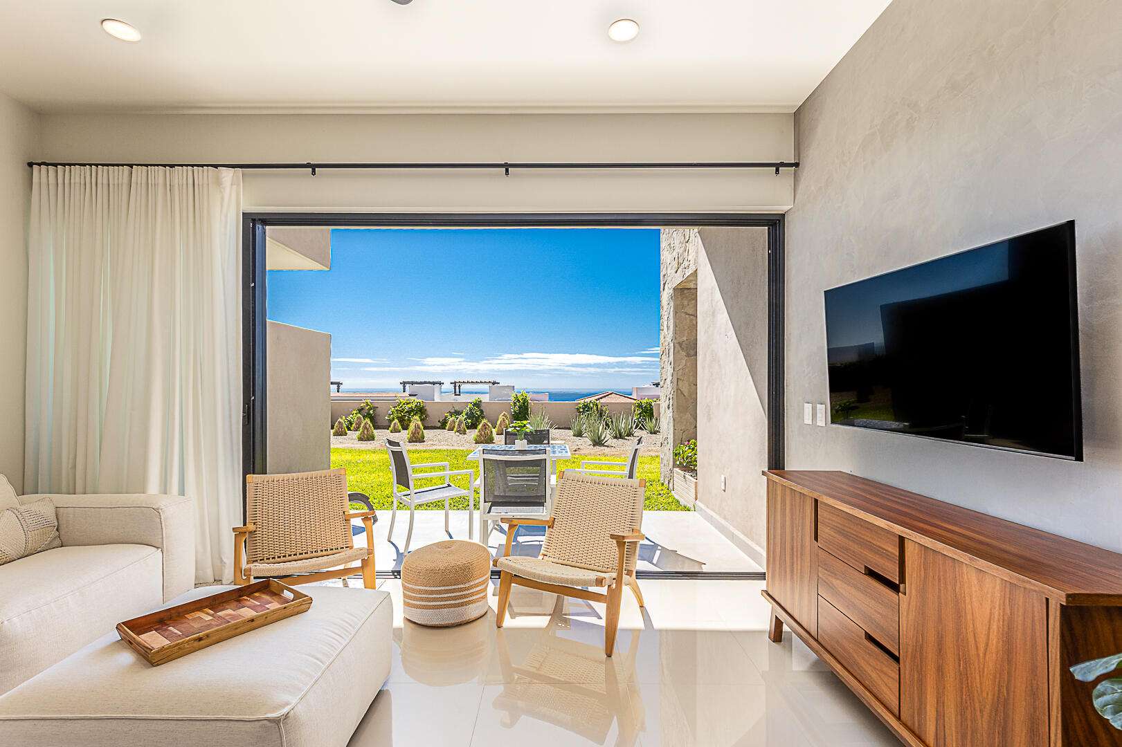 Los Cabos Tramonti This pentgarden condo is delivered fully furnished in a contemporary, elegant style and offers great flexibility -perfect for full-time living, vacation stays, or as an investment, with a strong rental history and 5-star Airbnb re for sale