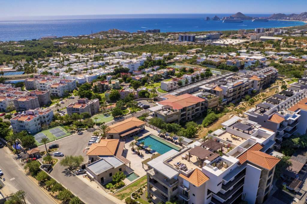 Los Cabos Tramonti One-of-a-kind 3-bedroom, 3.5-bath penthouse located in the exclusive Tremonti community, offering an exceptional lifestyle in one of Cabo's most desirable locations. This rare residence boasts breathtaking 180° panoramic ocean – Vía de la Paloma S/N, Cabo Corridor, BS