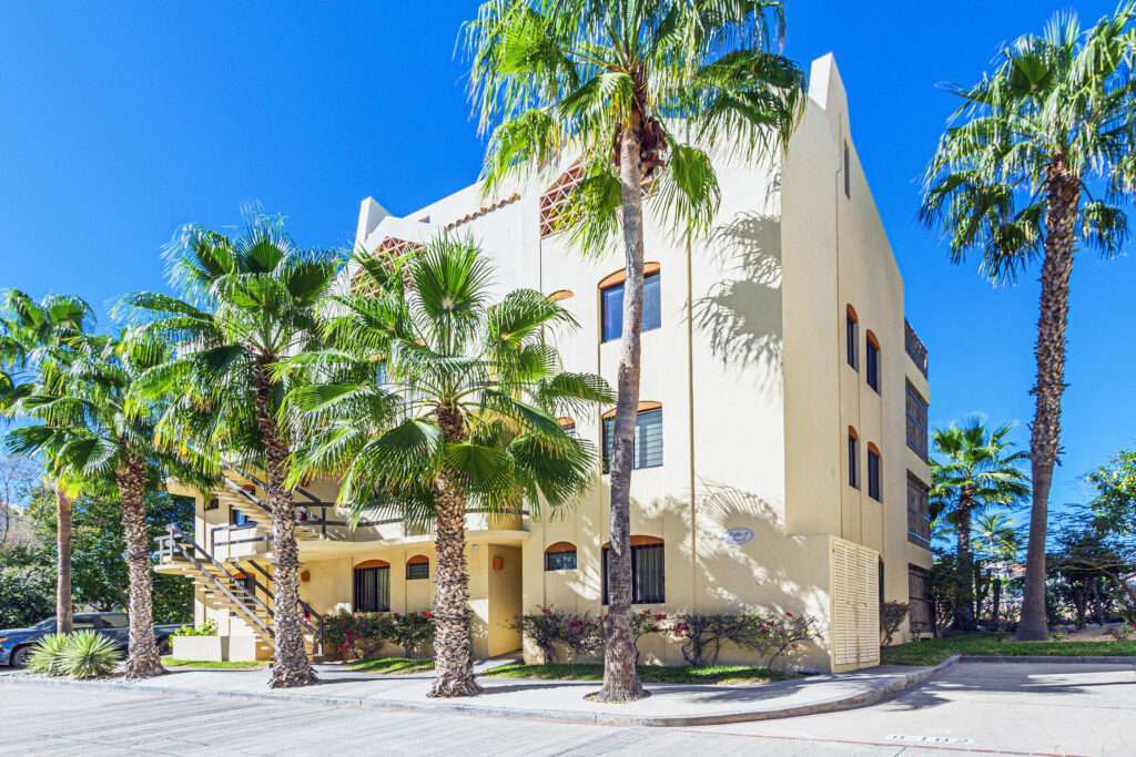 Los Cabos Club La Costa Amazing executive sized 2 bedroom penthouse condo with extra loft for sleeping or office space. Modern finishings and quality furnishings included. Newer high end appliances upgraded flooring and counter tops set this unit apart from the rest. Open floor space with high vaulted ceilings and two levels of golf course – Villa 8, San Jose del Cabo, BS