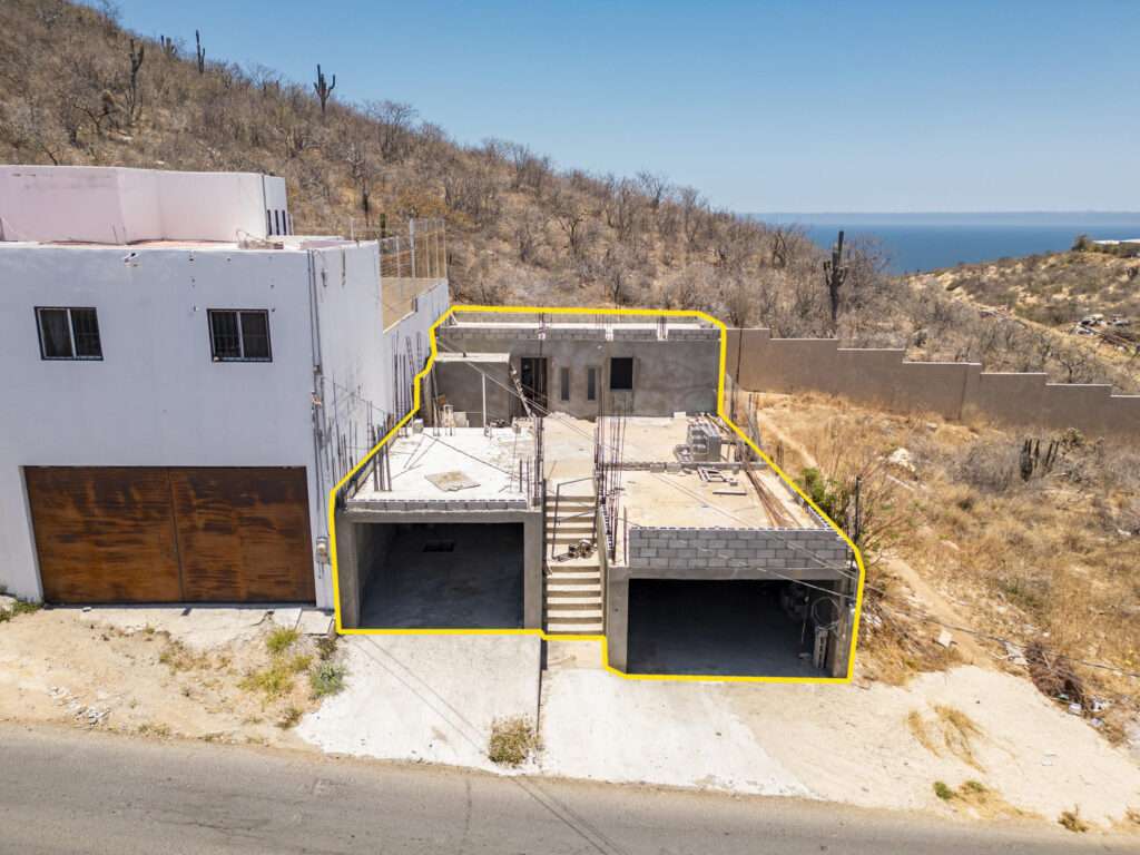 Los Cabos Colinas De Cabo Baja VENDEDOR MOTIVADO, ¡Invierte en esta Oportunidad Única! ¡No dejes pasar esta propiedad!. PROYECTO PARA CONDOS O CASA EN PRE-CONSTRUCCIÓN OBRA NEGRA. Se vende en su estado actual. Incluye permisos de construcción, licencia y planos. ZONIFICACIÓN H-2. Se permite construir hasta dos niveles más un rooftop. panoramico con vistas al Océano Pacífico. A solo minutos de Pueblo Bonito Sunset, Campo de Golf Quivira y su área gastronómica. Está a solo 5 minutos del vibrante centro de Cabo San Lucas, la Marina, vida nocturna y excelentes restaurantes. INCLUYE UNA CISTERNA DE AGUA DE 40 MIL LITROS. DOS COCHERAS.Se requiere notificación con 24 horas de anticipación para visitas. – VISTA PACIFICA, Cabo San Lucas, BS