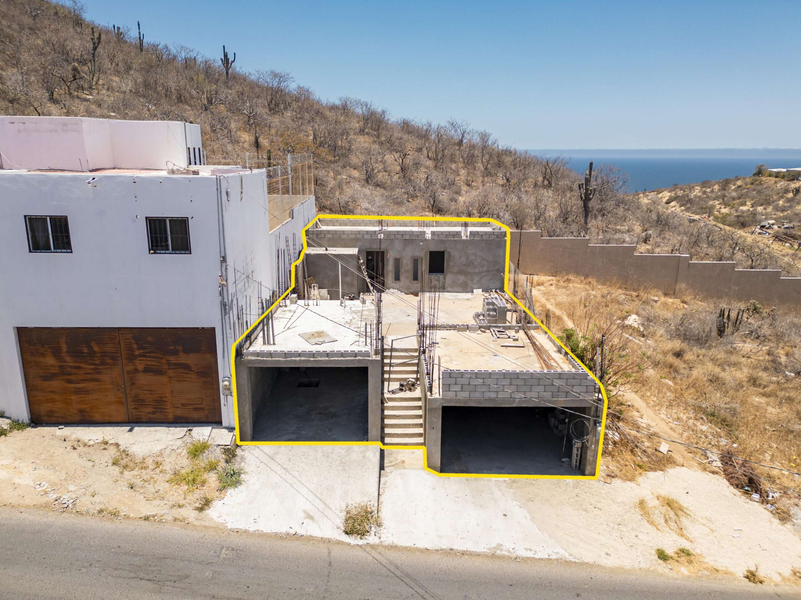 Los Cabos Colinas De Cabo Baja VENDEDOR MOTIVADO, ¡Invierte en esta Oportunidad Única! ¡No dejes pasar esta propiedad!. PROYECTO PARA CONDOS O CASA EN PRE-CONSTRUCCIÓN OBRA NEGRA. Se vende en su estado actual. Incluye permisos de construcción, licencia y planos. ZONIFICACIÓN H-2. Se permite construir hasta dos niveles más un rooftop. panoramico con vistas al Océano Pacífico. A solo minutos de Pueblo Bonito Sunset, Campo de Golf Quivira y su área gastronómica. Está a solo 5 minutos del vibrante centro de Cabo San Lucas, la Marina, vida nocturna y excelentes restaurantes. INCLUYE UNA CISTERNA DE AGUA DE 40 MIL LITROS. DOS COCHERAS.Se requiere notificación con 24 horas de anticipación para visitas. for sale