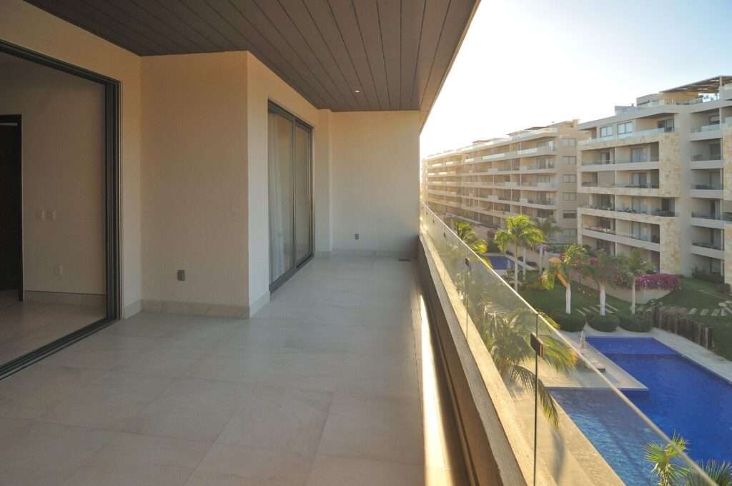 Los Cabos Vista Vela Iii This 2-bedroom condo in Vistavela 3 stands out for its layout, condition, and prime location within one of the most established communities in El Tezal.Delivered fully equipped, including A/C, kitchen, and appliances , it's move-in or rental ready with minimal additional investment.Residents enjoy resort-style amenities such as pools, gym, tennis courts, and a clubhouse, all within a gated community with controlled access. Conveniently located near Costco, Soriana, and the beach.A practical opportunity for buyers seeking comfort, convenience, and long-term value in Los Cabos. – VISTAVELAIII, Cabo Corridor, BS